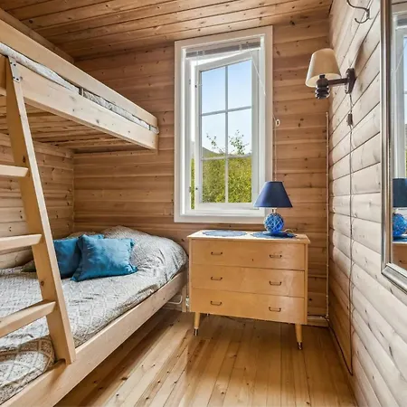 Holiday home By The In Stonglandsodden Stonglandseidet